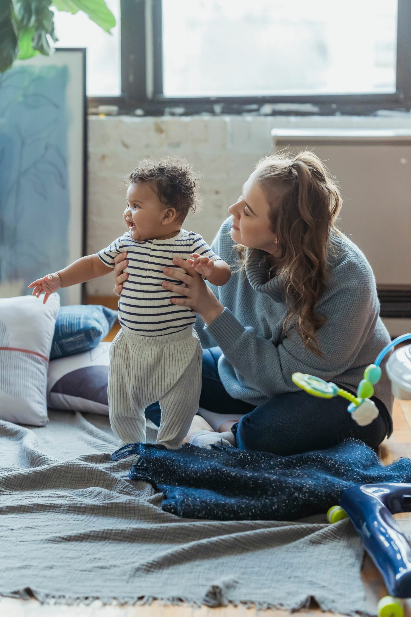 Professionnelle de la petite enfance accompagnant un jeune enfant en pouponnière